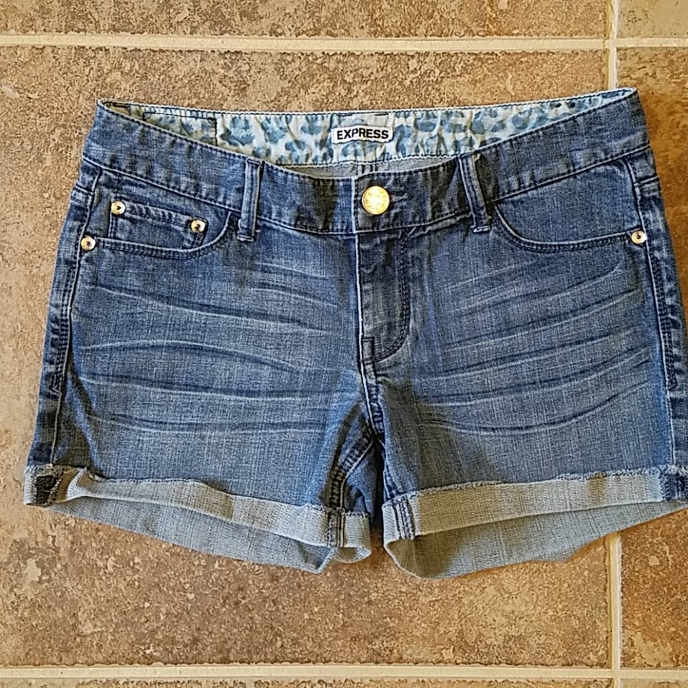 Express Shorts 6